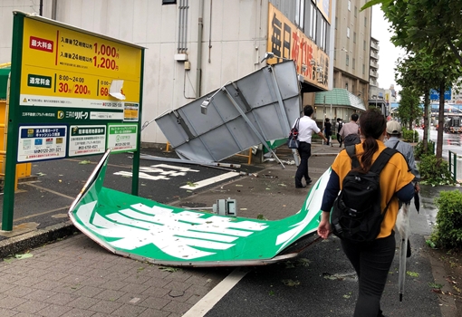 Siêu bão đổ bộ làm gián đoạn nhịp sống của 30 triệu người dân Tokyo