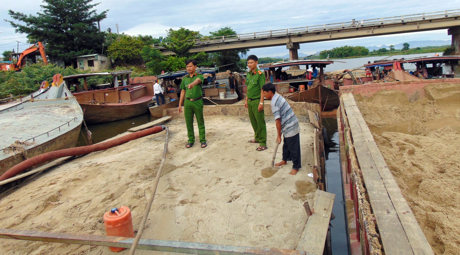 Lãnh đạo xã “làm ngơ” cho cát lậu hoành hành