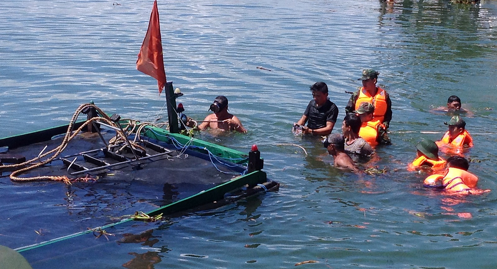 Tàu câu mực đâm chìm tàu du lịch ở Hội An