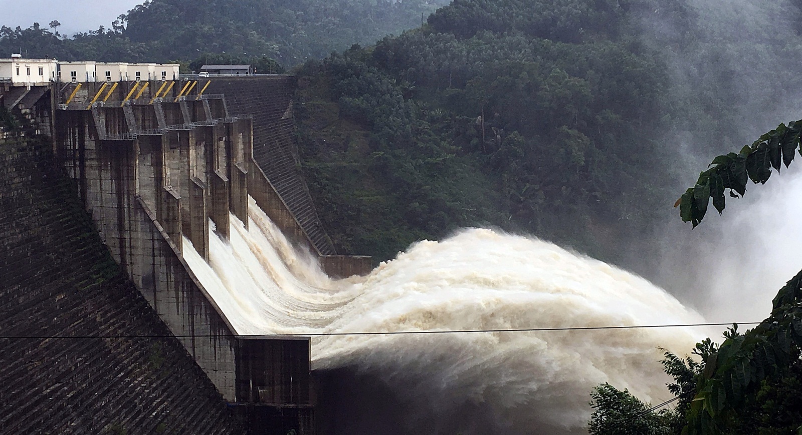 Thủy điện Sông Bung 4 và Đăk Mi 4 khẩn cấp vận hành đón lũ