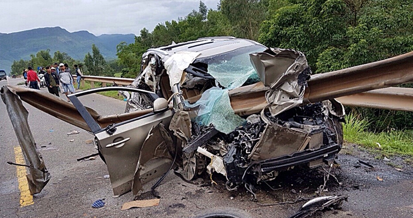 Ôtô tự gây tai nạn, 4 người thương vong