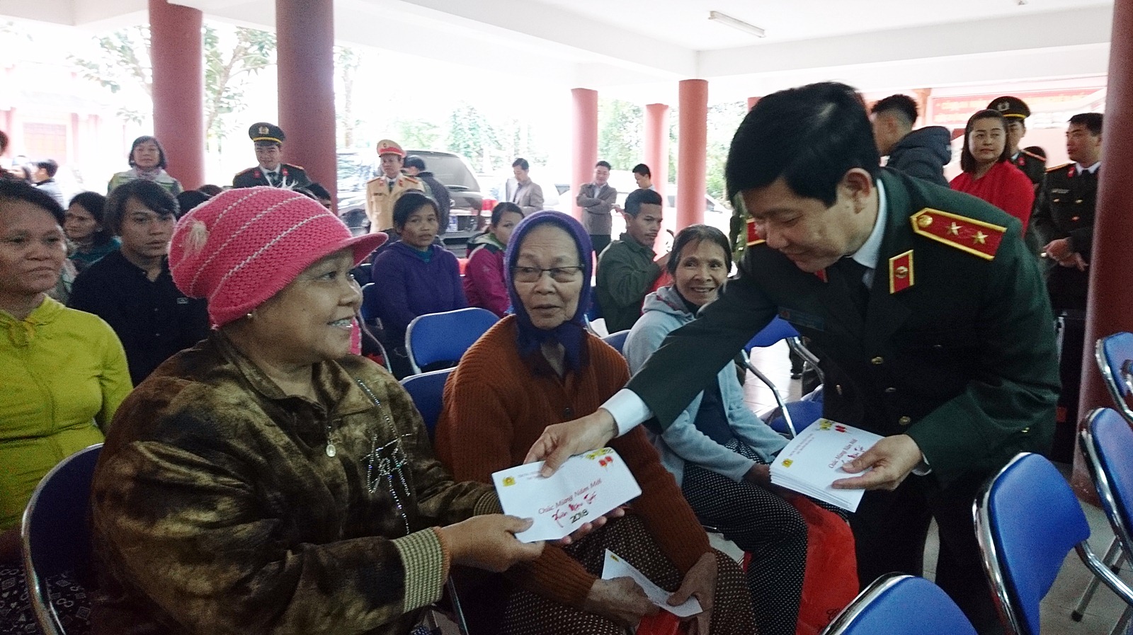 Lãnh đạo Bộ Công an tặng quà Tết cho bà con vùng sạt lở Quảng Nam
