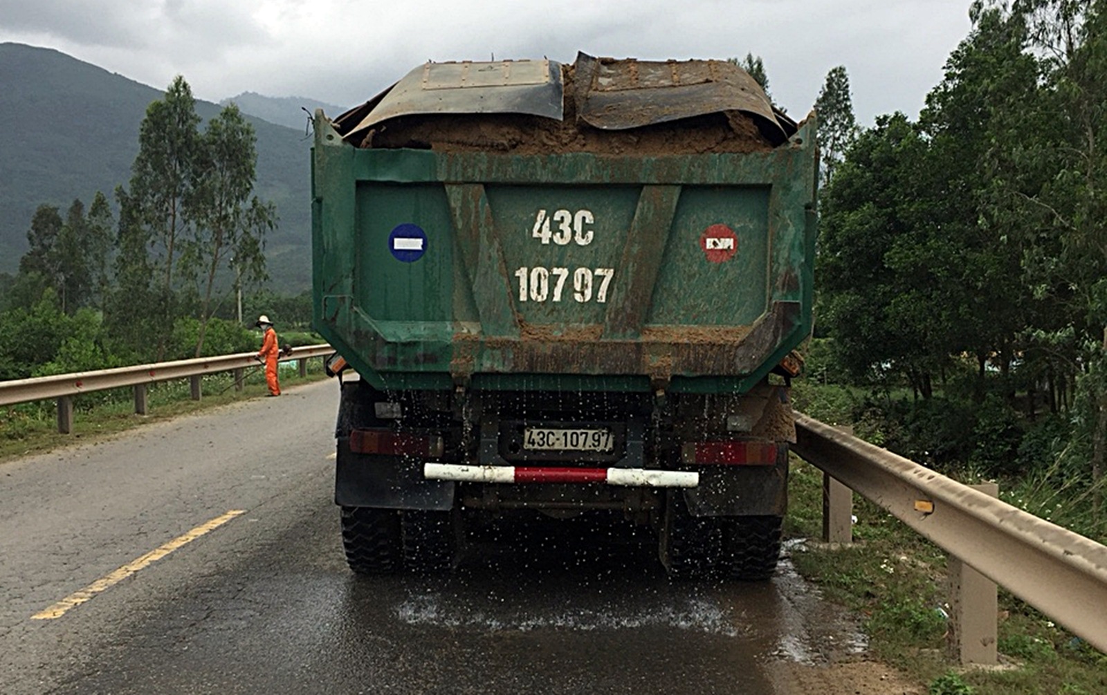 Tài xế xe tải vi phạm còn... đe dọa CSGT