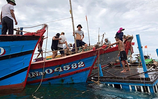 Đang neo đậu, tàu cá ở Quảng Nam bị sóng đánh chìm