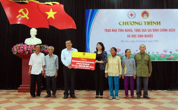 Phó Chủ tịch nước tặng quà trẻ em, gia đình chính sách khó khăn