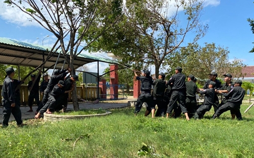 Công an giúp dân Quảng Nam giúp khắc phục hậu quả bão số 9