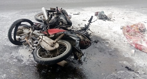 Xe máy cháy trơ khung sau va chạm, hai người bỏng nặng