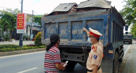 Theo chân CSGT tuần tra, kiểm soát giữa mùa dịch COVID-19