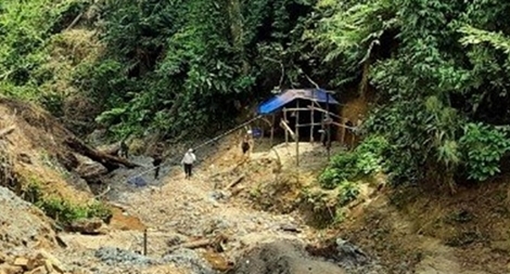 Giao Công binh phá hủy các hầm, lò khai thác vàng trái phép tại Quảng Nam