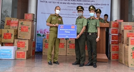 Tặng trang thiết bị phòng, chống dịch cho Công an tỉnh Sê Kông