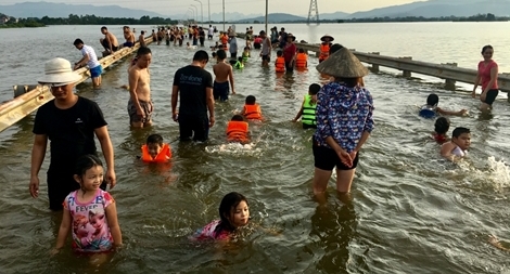 (NÓNG) Ngoại thành Hà Nội ngập sâu, tỉnh lộ thành ... bãi tắm