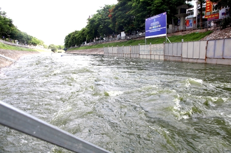 Nước Hồ Tây tiếp tục được xả vào sông Tô Lịch