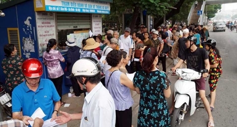 Người dân Hà Nội xếp hàng đăng ký thẻ xe buýt miễn phí