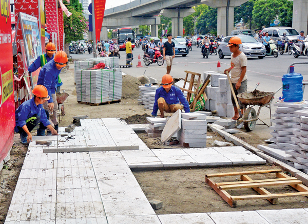 Chủ tịch Hà Nội yêu cầu làm rõ chất lượng đá lát vỉa hè