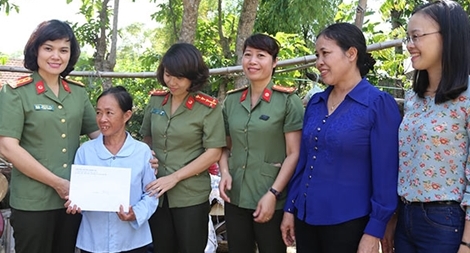  Phụ nữ Bộ Công an đồng hành cùng phụ nữ nghèo ven biển Lộc Hà