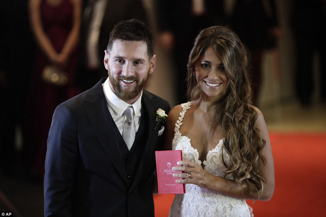 450 cảnh sát phục vụ lễ cưới của Messi: Với đẳng cấp và sự nổi tiếng của mình, lễ cưới của Messi và vợ Antonella là một sự kiện được người hâm mộ trên toàn thế giới chờ đợi. Không chỉ có những ngôi sao bóng đá hàng đầu tham dự, mà còn cả 450 cảnh sát được triển khai để bảo vệ lễ cưới này. Hãy cùng xem ảnh của họ trong ngày trọng đại này.