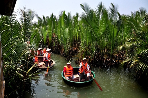 Du khách phải mua vé khi tham quan khu di tích “rừng dừa Bảy Mẫu”