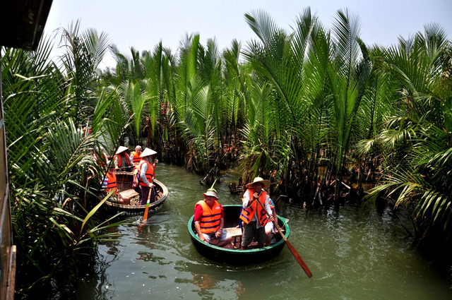 Du khách phải mua vé khi tham quan khu di tích “rừng dừa Bảy Mẫu ...