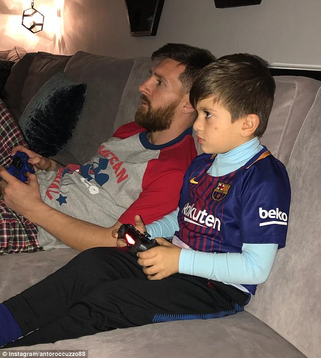 Cha con nhà Messi luyện bóng trên... game - Báo Công an Nhân dân điện tử
