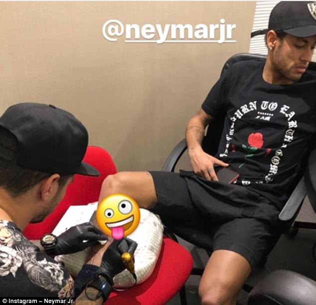 Neymar xăm hình: Neymar, một trong những cầu thủ bóng đá hàng đầu thế giới, đã chứng minh rằng xăm hình là một cách tuyệt vời để thể hiện cá tính và sự tự tin. Các hình xăm trên cơ thể anh thường thể hiện các giá trị và ý nghĩa cá nhân của anh. Tận hưởng chuyến hành trình này và xăm hình để tôn vinh giá trị và cá tính của mình!