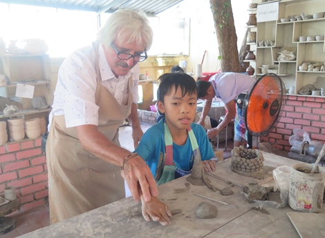 Nghệ nhân người Pháp truyền dạy nghề  làm gốm Raku cho trẻ khuyết tật
