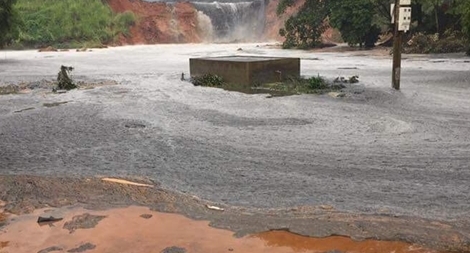 Vỡ đập chứa chất thải nhà máy phân bón ở Lào Cai, nhiều nhà dân bị ngập