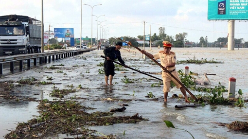 Tỏa sáng hình ảnh người chiến sĩ Công an giúp dân trong mưa lũ