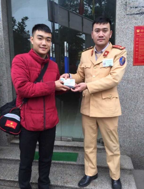 Tìm lại tài sản đánh rơi nhờ Cảnh sát giao thông