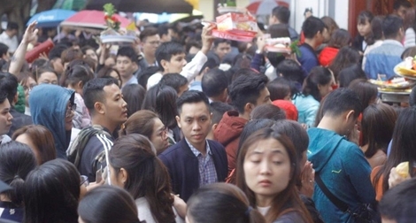 Phủ Tây Hồ chật kín người trong ngày đi làm đầu tiên sau Tết