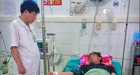Ngộ độc rượu ngâm củ ấu tàu, 2 nam thanh niên phải nhập viện