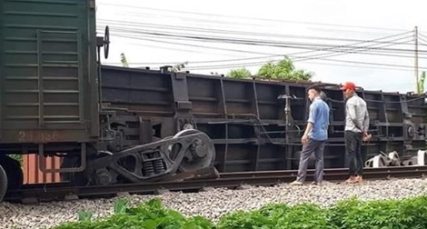 Thông tuyến, đảm bảo an toàn sau sự cố tàu trật đường ray tại Nam Định