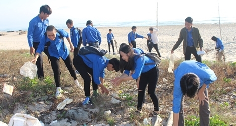 Gần 2.000 người tham gia dọn vệ sinh  bãi biển Đà Nẵng