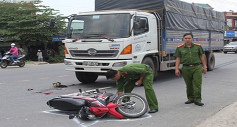 Truy tìm tài xế xe tải cán chết người phụ nữ