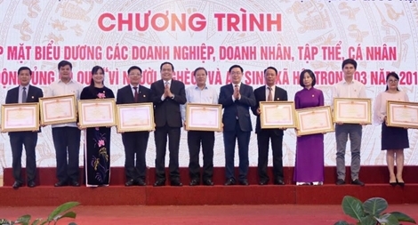 Tôn vinh các tổ chức, cá nhân tiêu biểu tích cực ủng hộ Quỹ Vì người nghèo