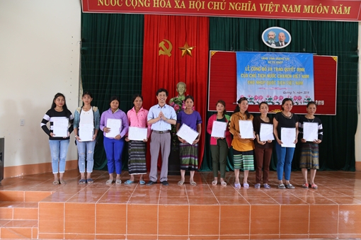 Trao quyết định nhập quốc tịch Việt Nam cho 350 người dân vùng biên giới Việt - Lào