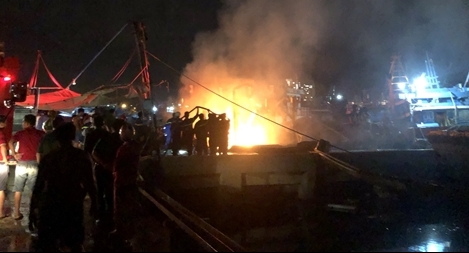 Cháy tàu cá Âu thuyền Thọ Quang
