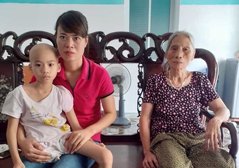 Xót xa cô bé bị cắt chân do mắc bệnh ung thư xương