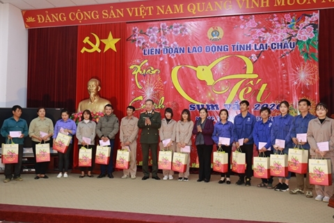 Bộ trưởng Tô Lâm trao quà tặng công nhân, lao động nghèo tỉnh Lai Châu