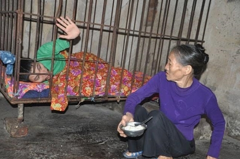 Xót cảnh mẹ già nhốt con tâm thần trong cũi sắt