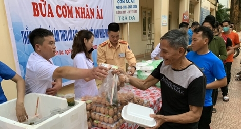 Chương trình “Bữa cơm nhân ái” tại Bệnh viện Đa khoa tỉnh