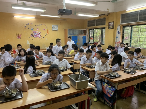 Ngộ độc thực phẩm hàng loạt, lo ngại bếp ăn học đường