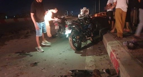 Lấy mẫu đất xác minh xe tải đổ trộm chất thải trên đường Cienco 5