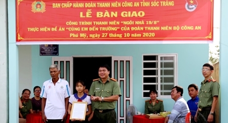 Bàn giao nhà 19/8 cho học sinh dân tộc nghèo