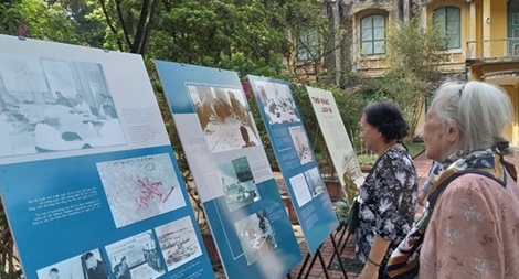 Triển lãm “Đất nước trọn niềm vui”