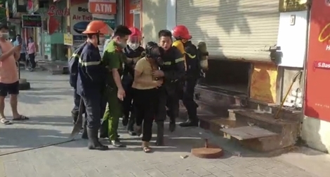 Giải cứu 4 người bị mắc kẹt trong đám cháy