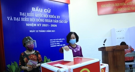 Đồng chí Trương Thị Mai bỏ phiếu bầu cử tại quận Ba Đình