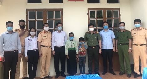 CSGT Sơn La trao tặng nhà tình nghĩa