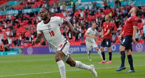 Raheem Sterling ghi bàn duy nhất, Tam Sư đứng đầu bảng D