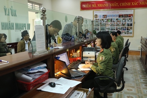 Đầu năm, hàng ngàn người xếp hàng làm thủ tục xuất nhập cảnh