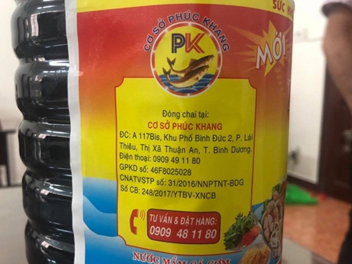 "Nước mắm cá cơm" được làm từ nước và nguyên liệu không rõ nguồn gốc